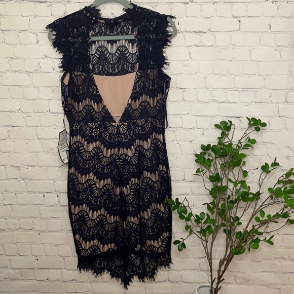 Women’s Lace Midi Dress - Picture 3 of 7
